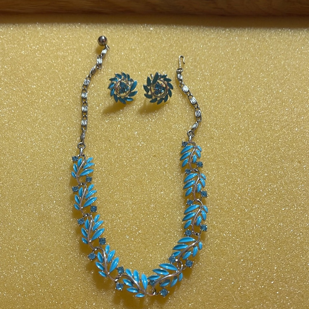 Vintage Lisner necklace and earrings